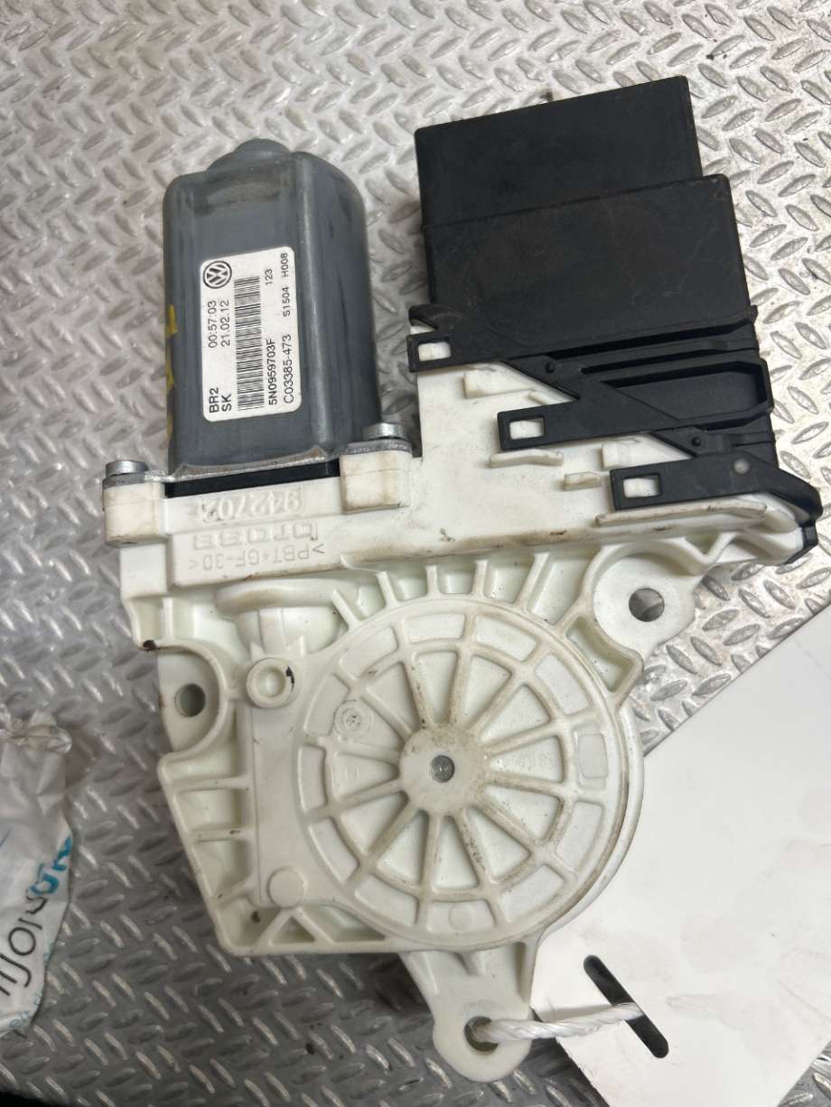 Ruteheis venstre til VW Tiguan 2011-2016 (Type I, Fase 2)  (VOLKSWAGEN|5N0959703F|5N0 959 703 F)