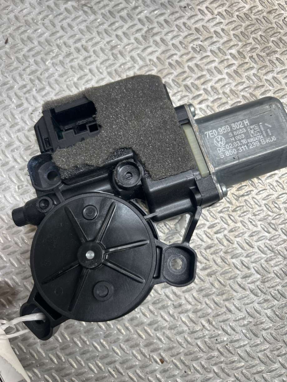 Ruteheis høyre til VW Transporter / Caravelle 2015-2019 (T6) (T6) (VOLKSWAGEN|7E0959802R|)