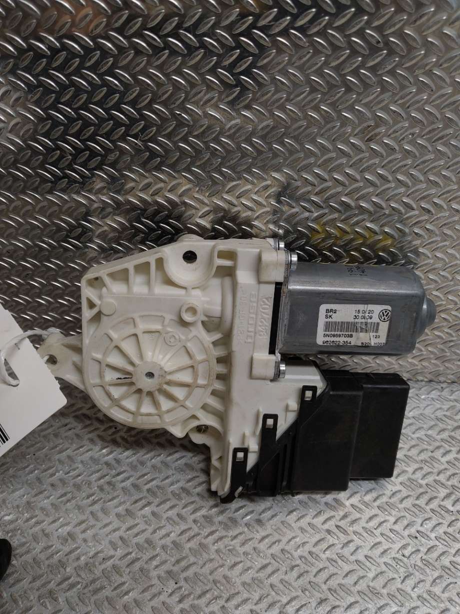 Ruteheis venstre til VW Tiguan 2007-2011 (Type I, Fase 1) (VOLKSWAGEN|5N0959703D|5N0959703B)