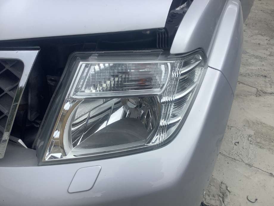 Frontlykt venstre halogen til Nissan Navara, 2010-2015 (Fase 2) (D40) (D40) (NISSAN|260605X10B)