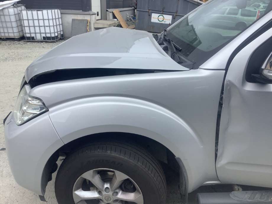 Skjerm venstre foran til Nissan Navara, 2010-2015 (Fase 2) (D40) (D40) (NISSAN|)