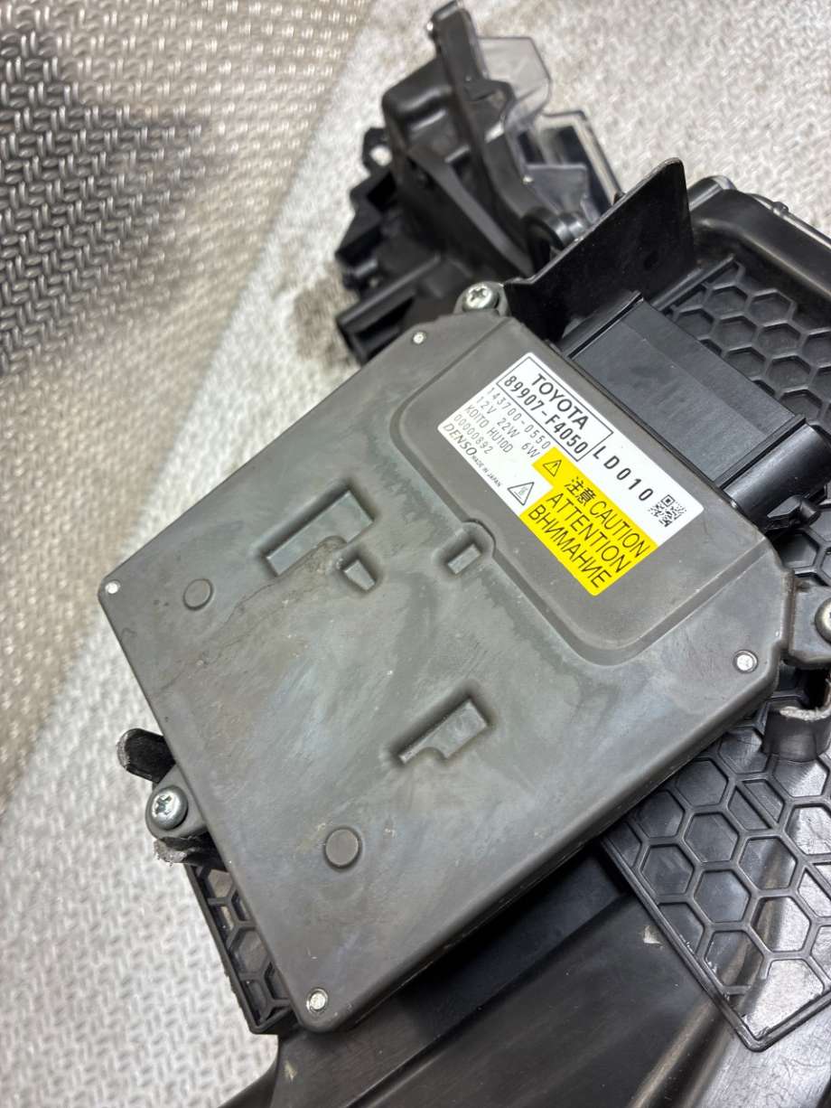 Frontlykt venstre halogen til Toyota C-HR 2016-->> (TOYOTA|81170F4340|81170F4170|81150-F4170-00)