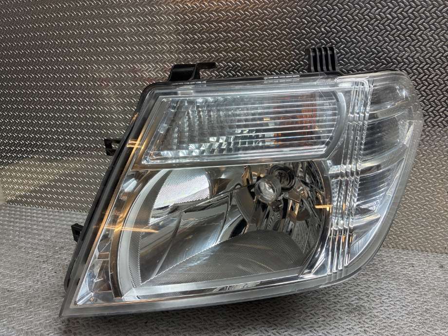 Frontlykt venstre halogen til Nissan Navara 2010-2015 (Fase 2) (D40) (D40) (NISSAN|8107005250|)
