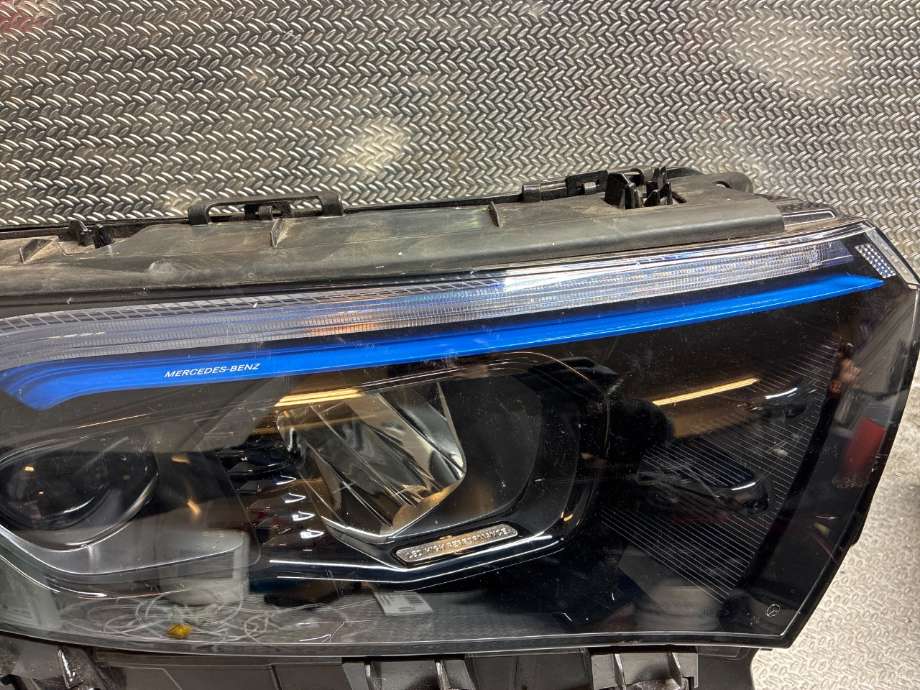 Frontlykt høyre halogen til Mercedes EQA 2021-->> (A2439060800|A2439069000)