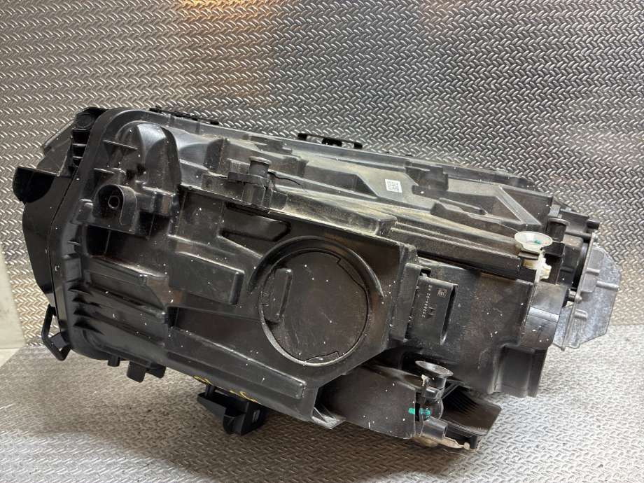 Frontlykt høyre halogen til Mercedes EQA 2021-->> (A2439060800|A2439069000)