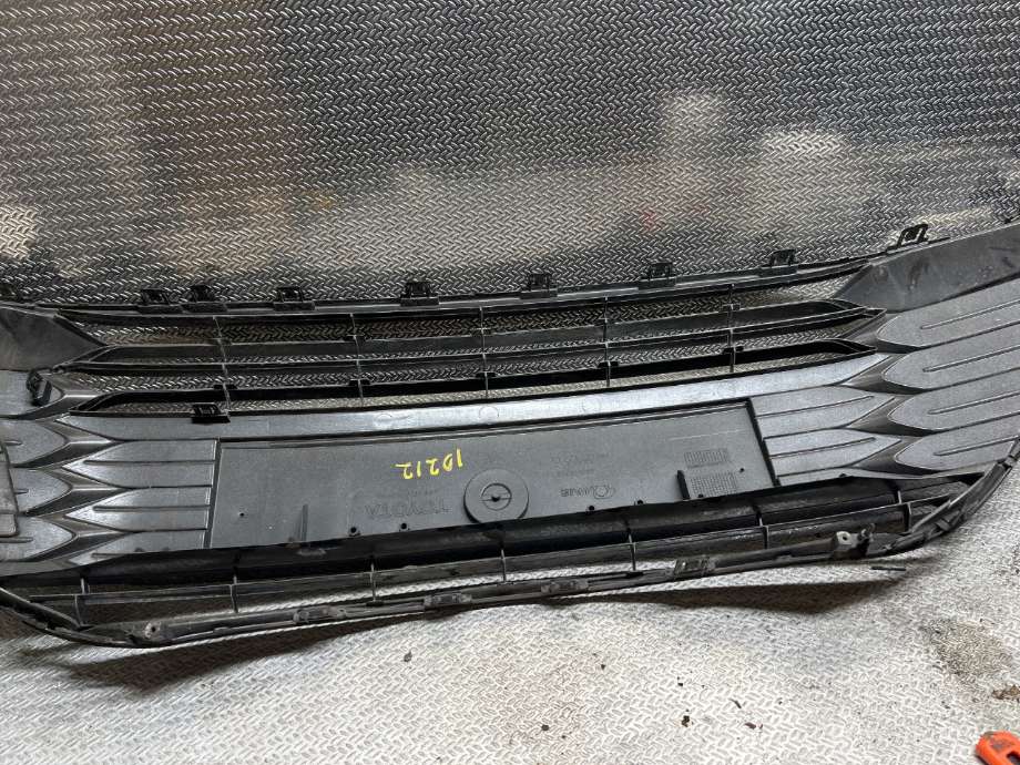 Grill til Toyota Yaris 2014-2020 (Type III, Fase 2)  (TOYOTA|)