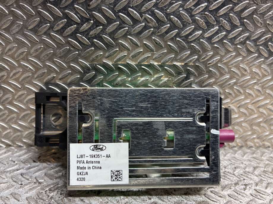 Antenne forsterker til Ford Mustang Mach-e 2020-->> (FORD (US)|LJ8T19K351AA||LJ8T18K351AA)