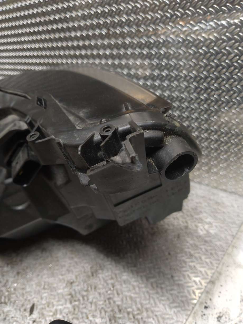 Frontlykt høyre halogen til Peugeot 208 2019-->> (Type II)  (9850597780|)