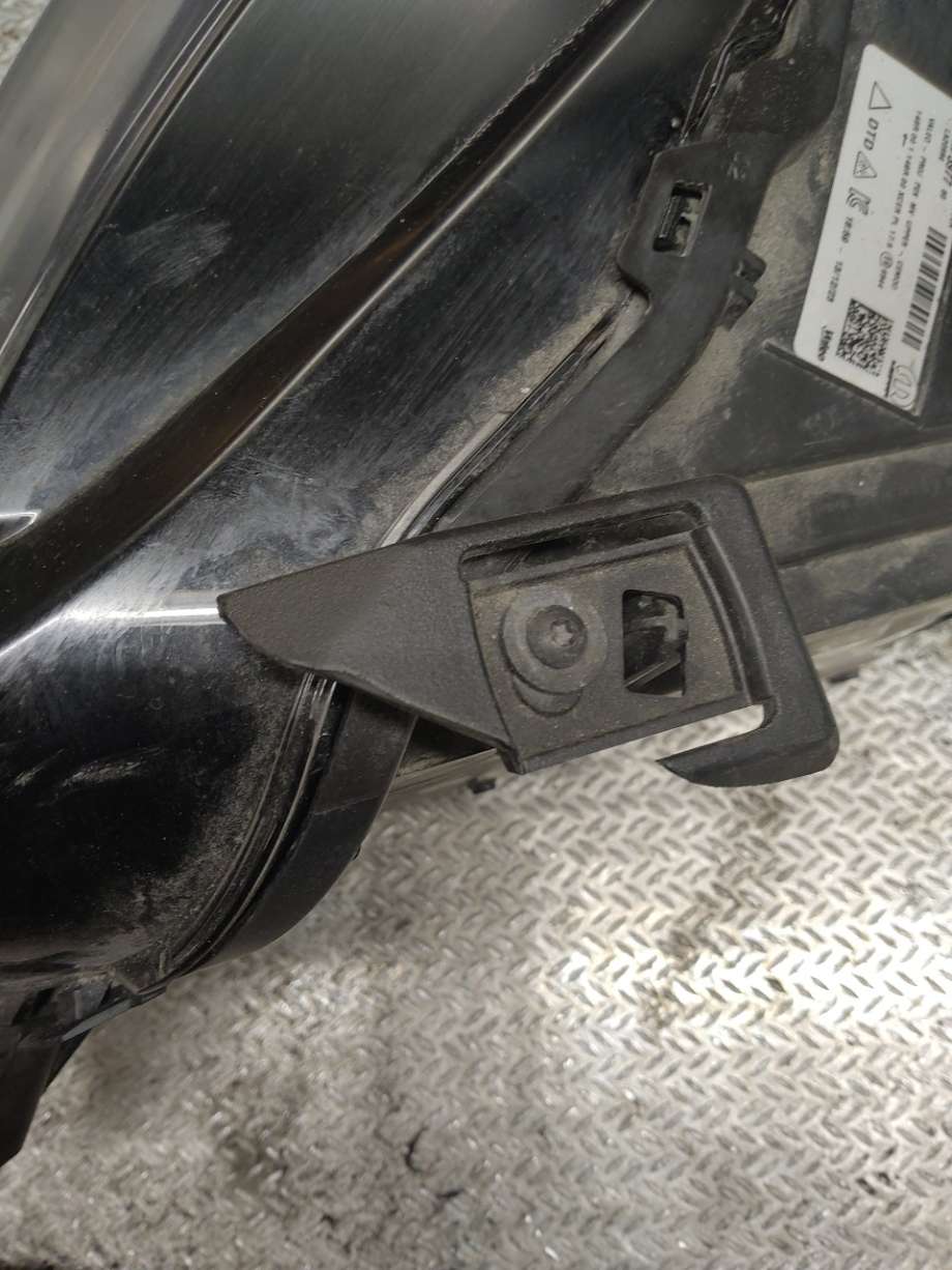 Frontlykt høyre halogen til Peugeot 208 2019-->> (Type II)  (9850597780|)