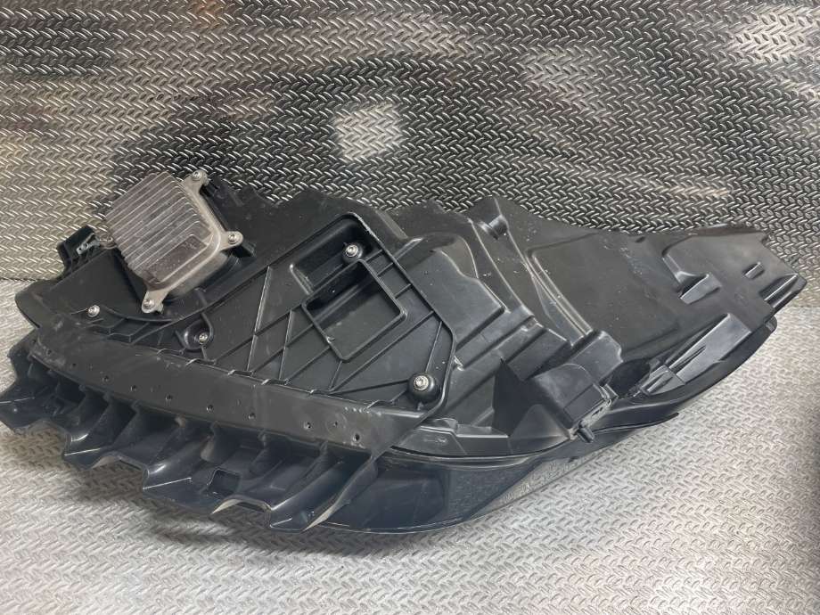 Frontlykt høyre halogen til Tesla Model Y 2021-2024 (Type I)  (TESLA|151495320E|)
