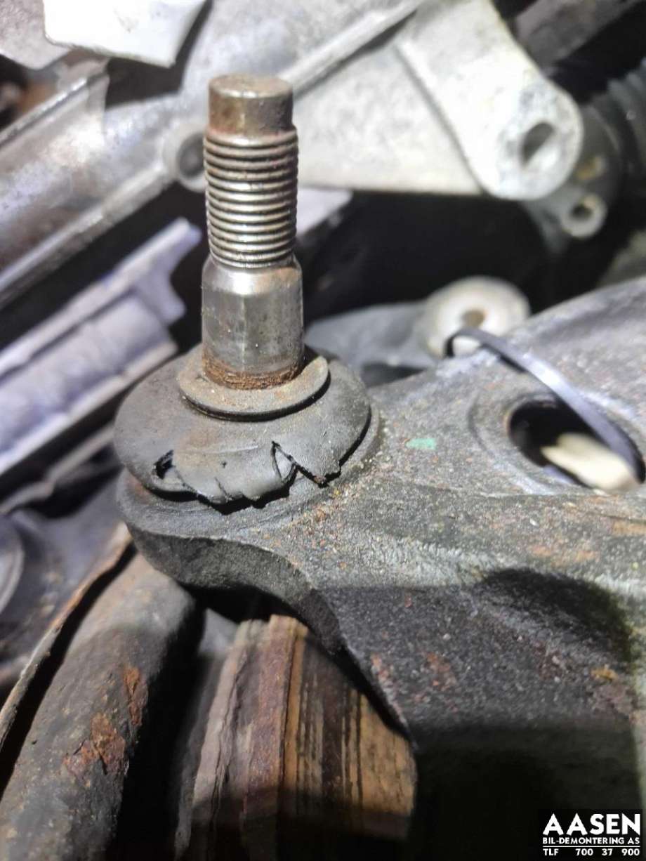 Bærebru høyre foran nedre til Suzuki Grand Vitara, XL-7 2001-2007  (45201-67D01|)