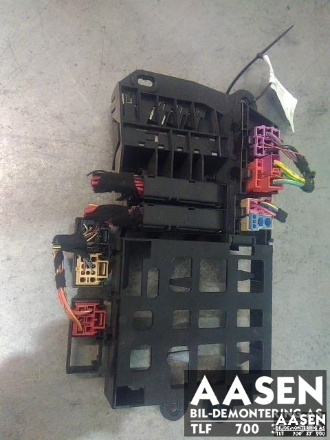 Sikringsboks bagasjerom til Audi A6 2005-2008 (Type III, Fase 1) (C6) (C6) 