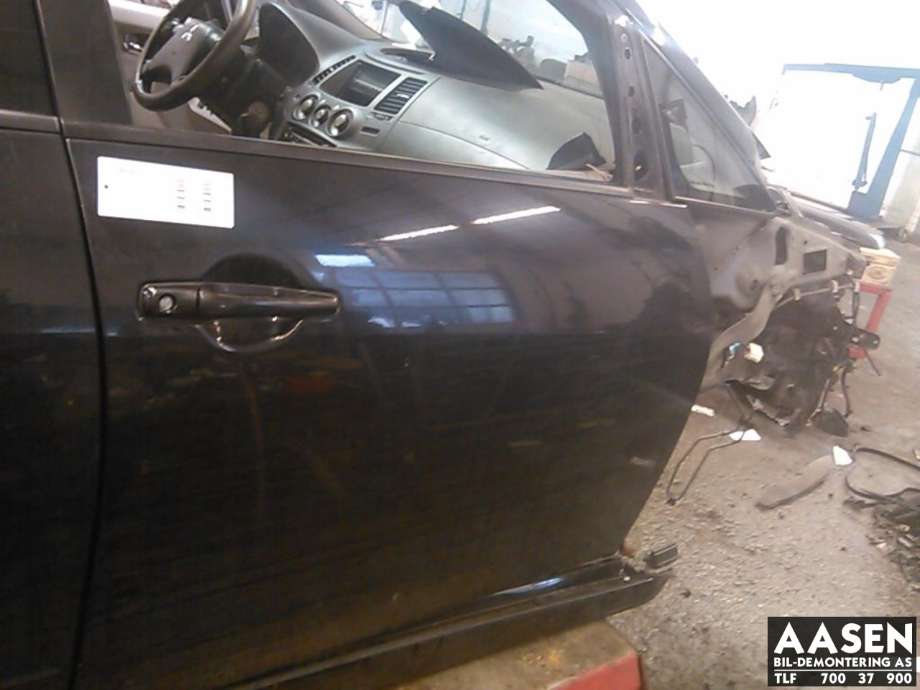 Dør høyre foran til Mitsubishi Grandis, 2004-2009  (5700A036)