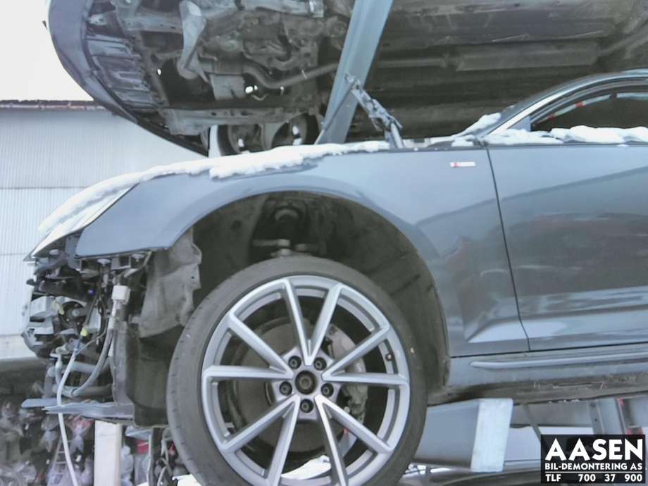 Skjerm venstre foran til Audi A4, 2015-2019 (Type V, Fase 1) (B9) (B9) (8W0 821 105 A)