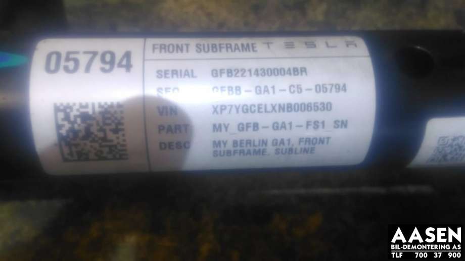 Travers foran hoved til Tesla Model Y 2021-2024 (Type I)  (1044531-01-B|1044531-00-C|)