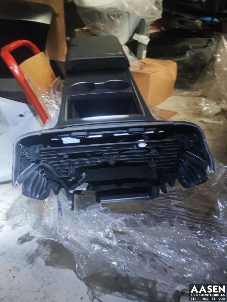 Innredning, Konsoll til Tesla Model Y 2021-2024 (Type I)  (1755503-72-C|)