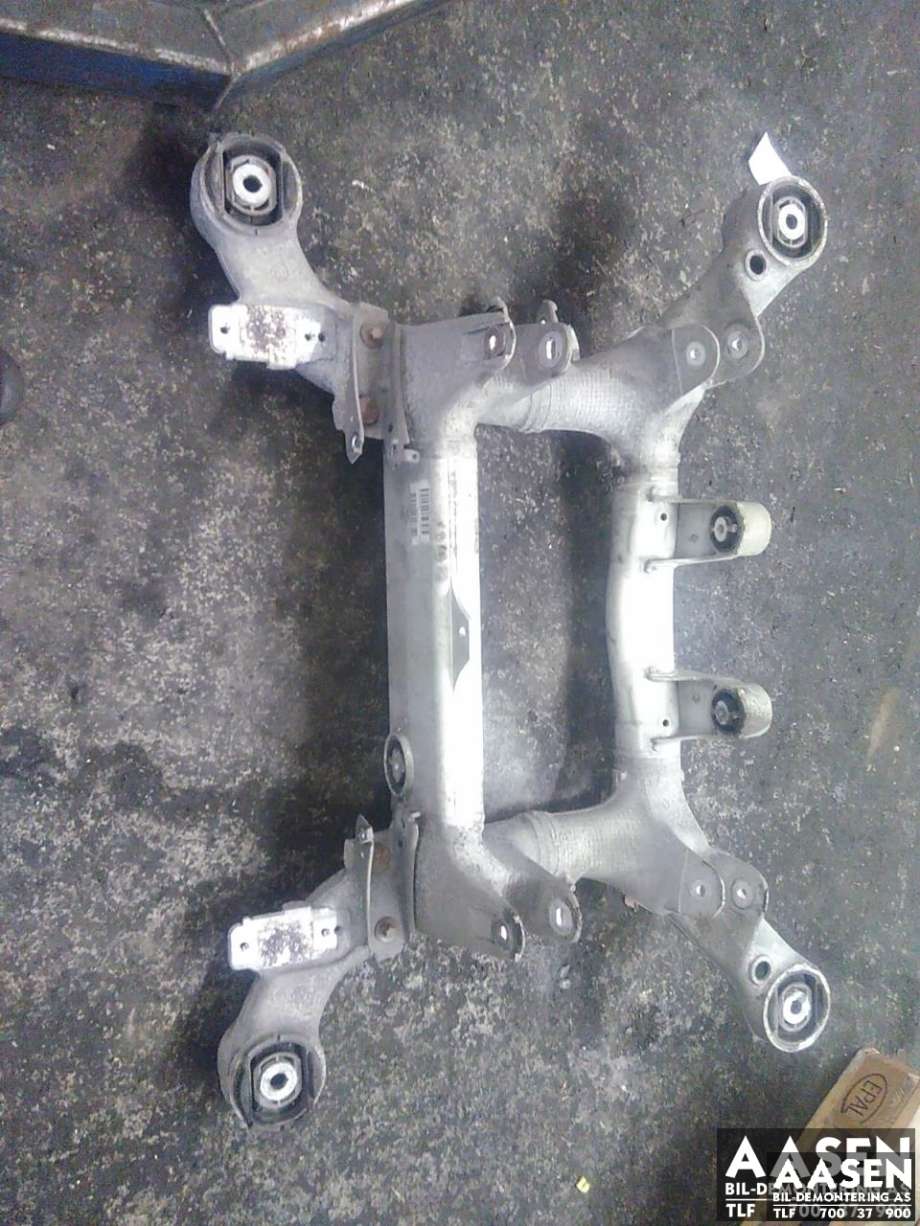 Travers bak til BMW 5-Serie, 2010-2017 (F10/F11) (F10/F11) (33 31 6 798 545)