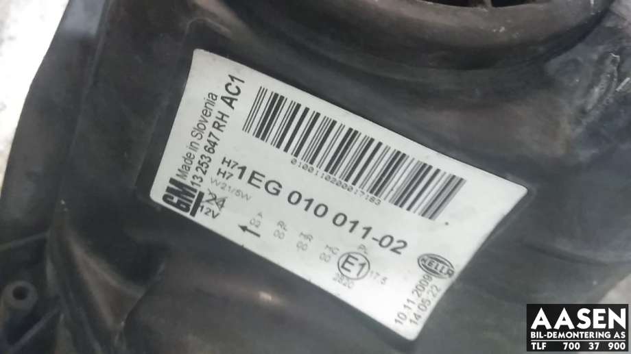 Frontlykt høyre halogen til Opel Astra J 2010-2015  (HELLA|13253647|)