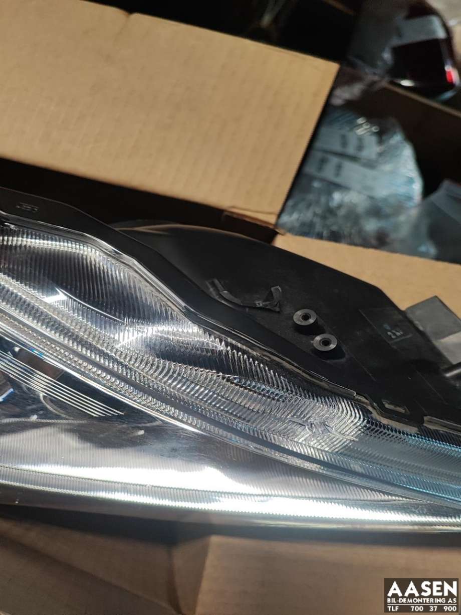 Frontlykt høyre full-LED til Toyota Prius +7 2012-2020 (Type III) (stasjonsvogn) (stasjonsvogn) (81145-47430|)