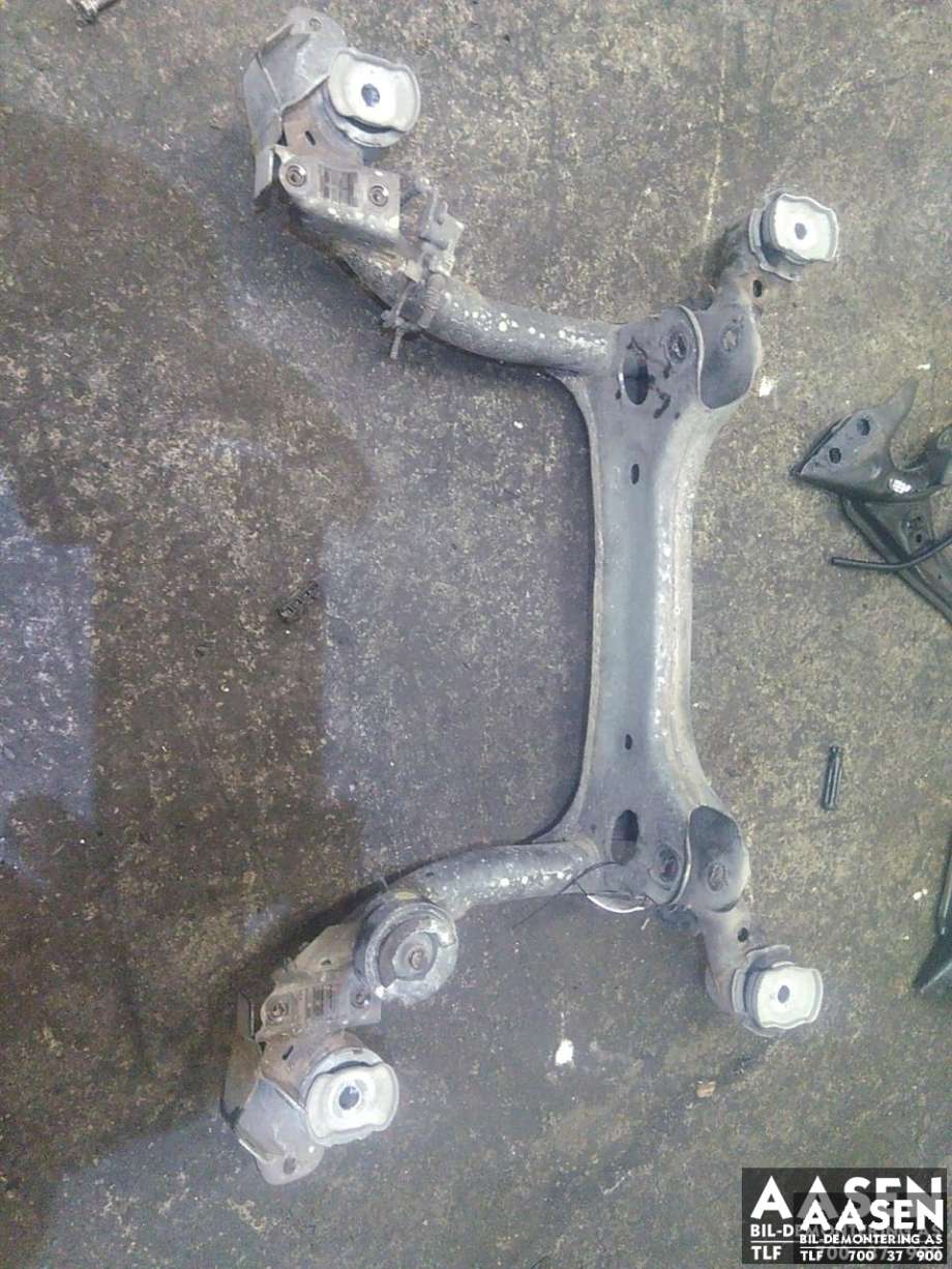 Travers bak til Audi A4, 2015-2019 (Type V, Fase 1) (B9) (B9) (8W0 505 235 AA)
