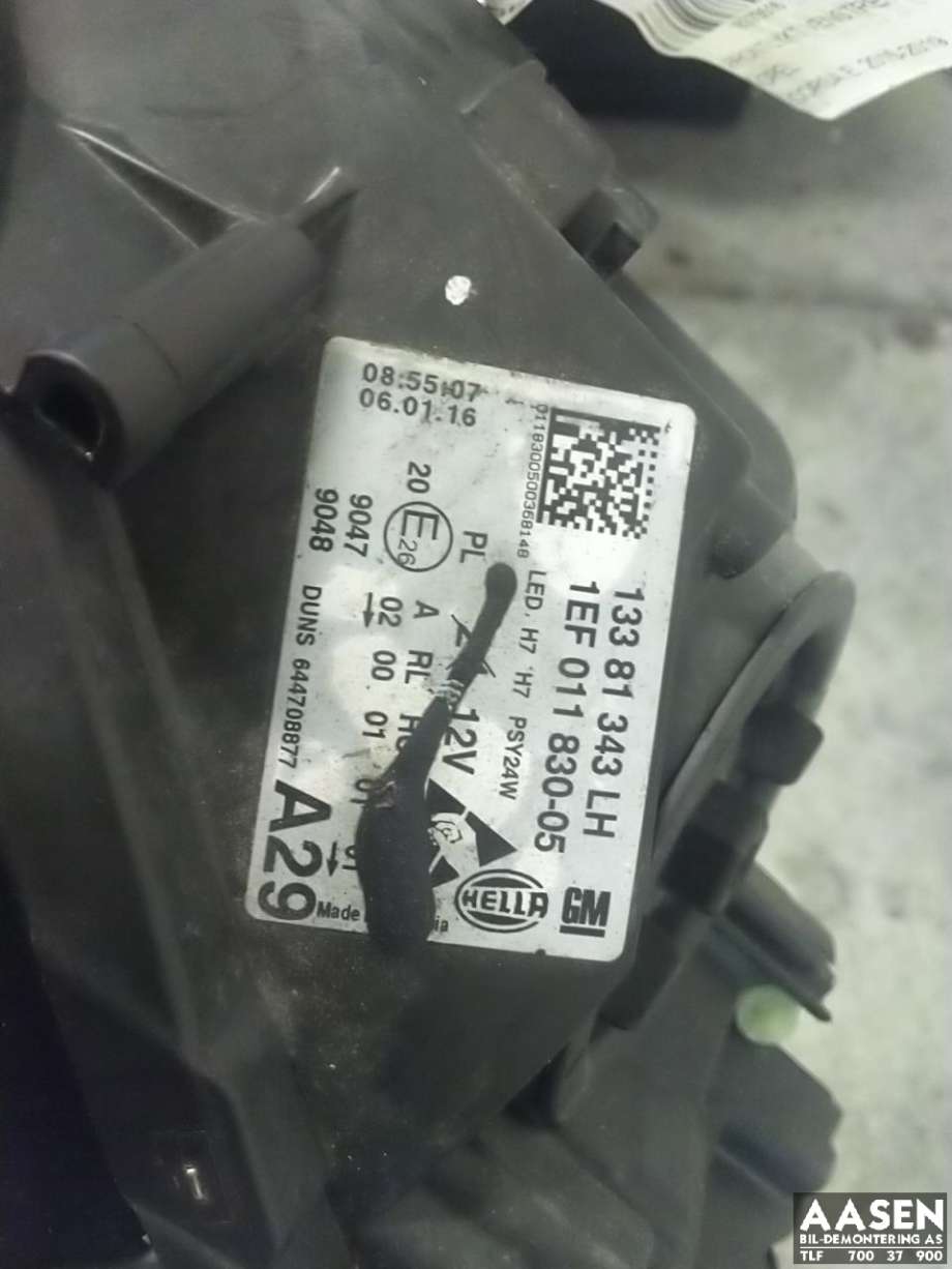 Frontlykt venstre halogen til Opel Corsa E 2015-2019  (HELLA|13381343|39108226|)