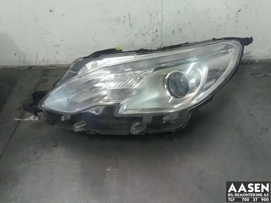 Frontlykt venstre halogen til Peugeot 2008, 2013-2019 (Type I) (VALEO|96 778 101 80)