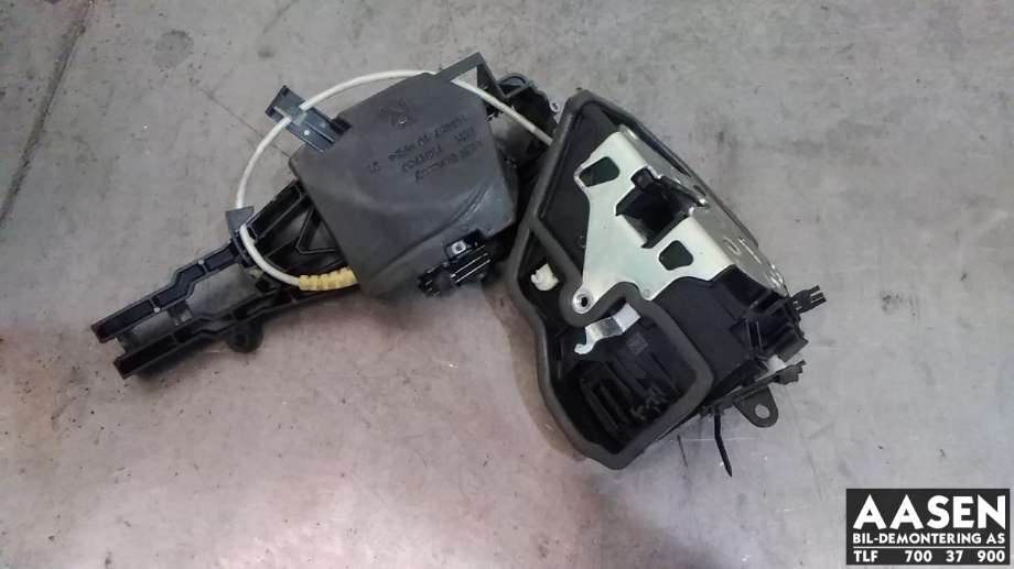 Låsekasse høyre foran til BMW X3, 2010-2017 (F25) (F25) (51 21 7 202 146)