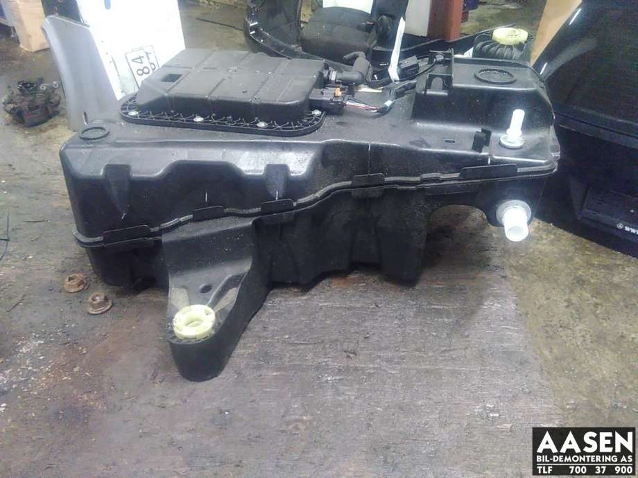 AdBlue tank til Peugeot Partner 2019-->> (Type III)  (98 176 018 80|16 826 197 80|16 826 152 80)