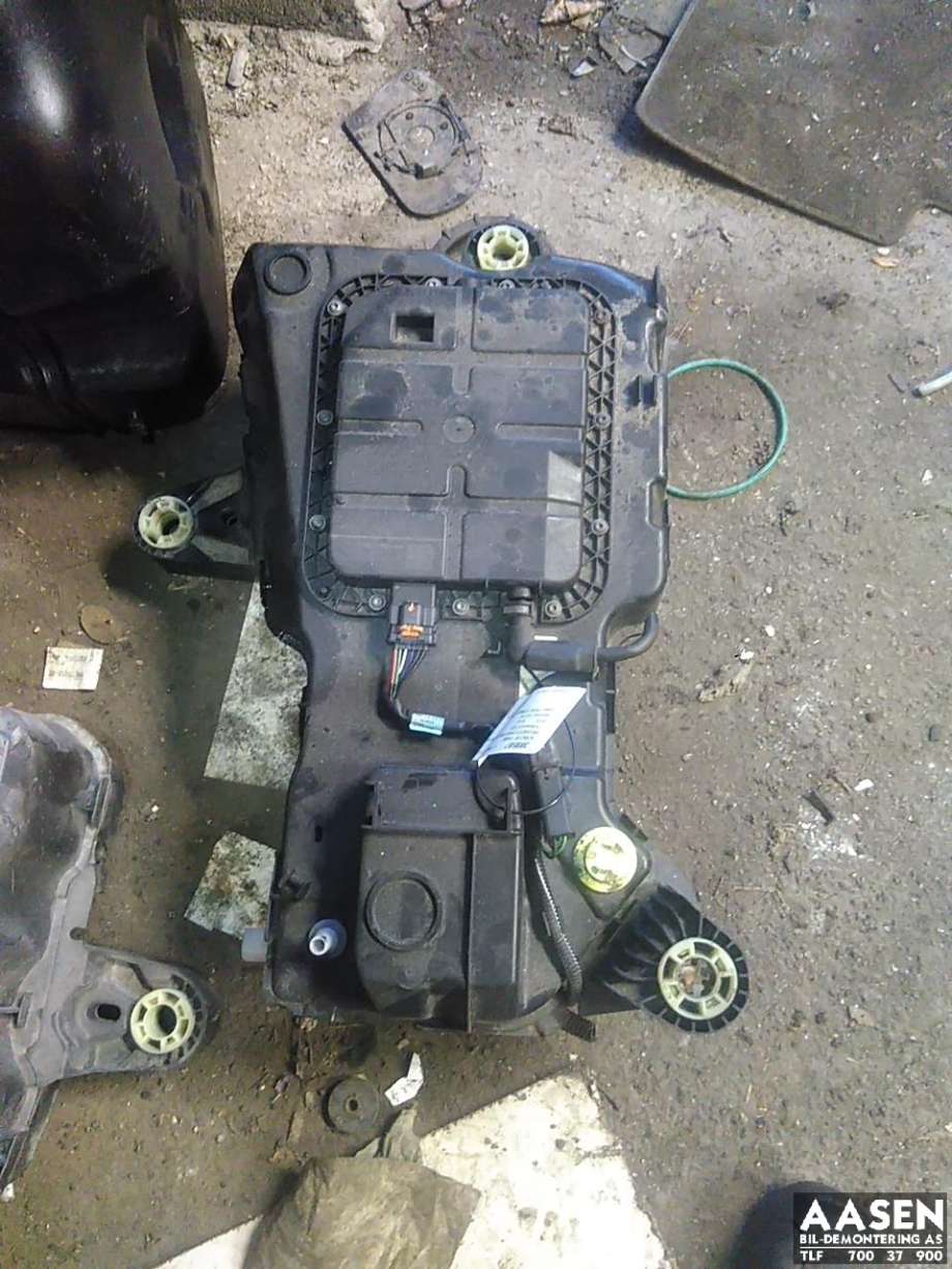 AdBlue tank til Peugeot Partner 2019-->> (Type III)  (98 176 018 80|16 826 197 80|16 826 152 80)