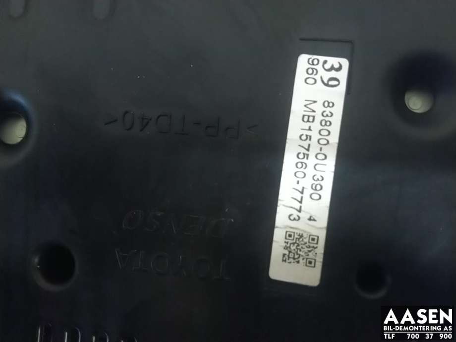 Instrumentpanel til Toyota Yaris 2012-2014 (Type III, Fase 1)  (83800-0U390|)