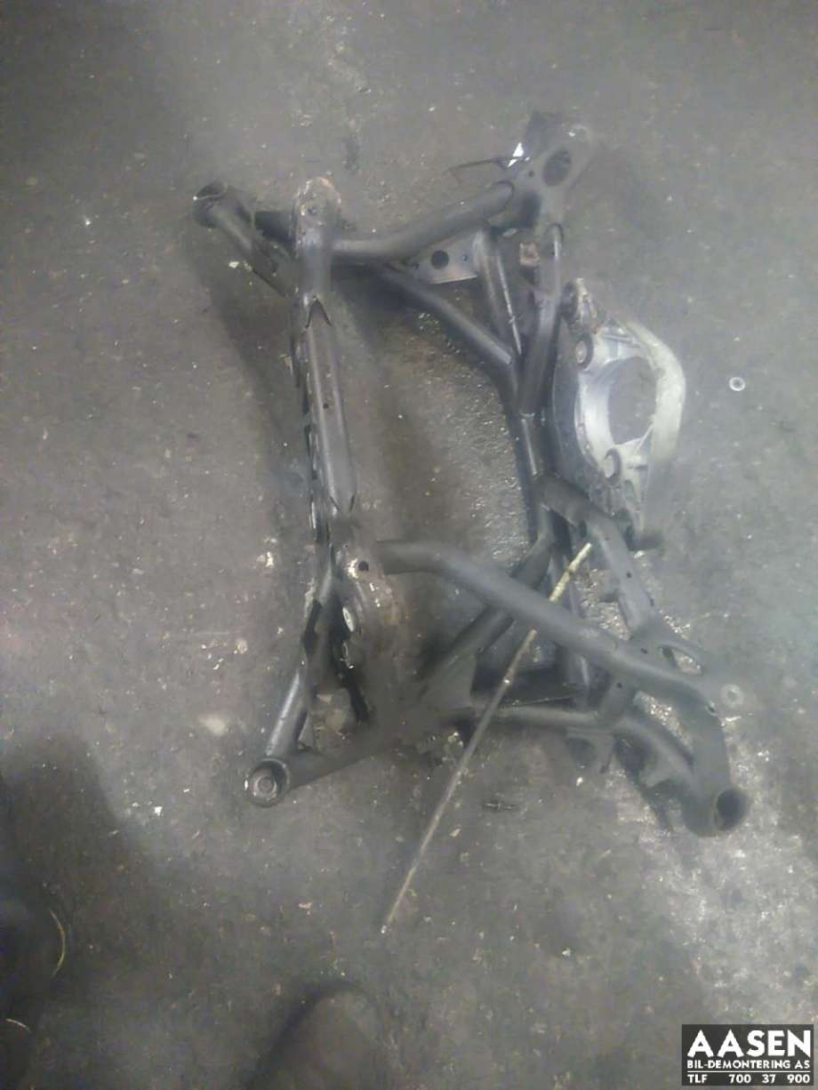 Travers bak til BMW M4 2014-2020 (F82/F83) (F82/F83) (33 31 8 097 478|)