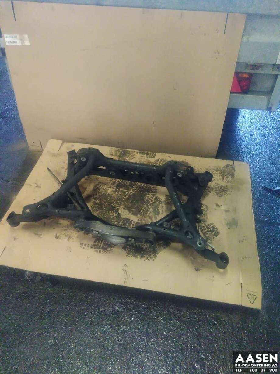 Travers bak til BMW M4 2014-2020 (F82/F83) (F82/F83) (33 31 8 097 478|)