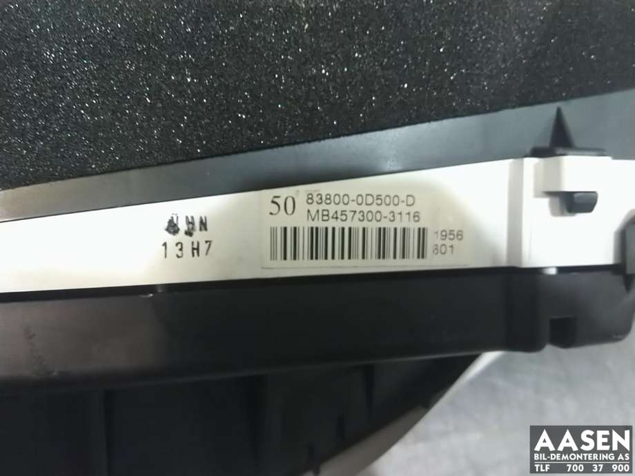 Instrumentpanel til Toyota Yaris 2006-2009 (Type II, Fase 1)  (83800-0D500-D|)