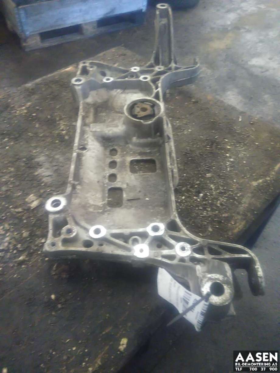 Travers foran hoved til Audi Q3, 2015-2018 (Type I, Fase 2)  (7N0 199 313 B)