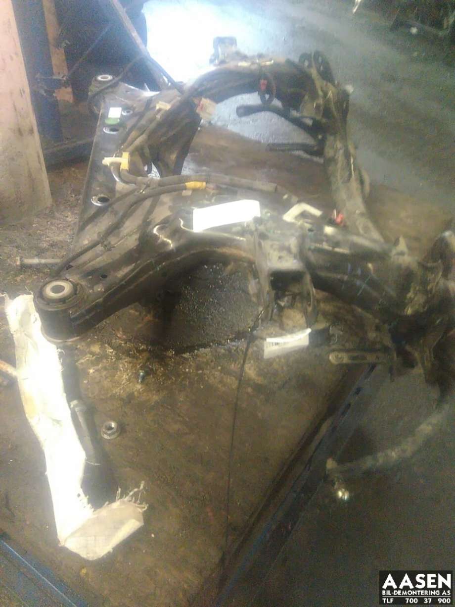 Travers bak til Tesla Model Y 2021-2024 (Type I)  (1044580-01-C|)
