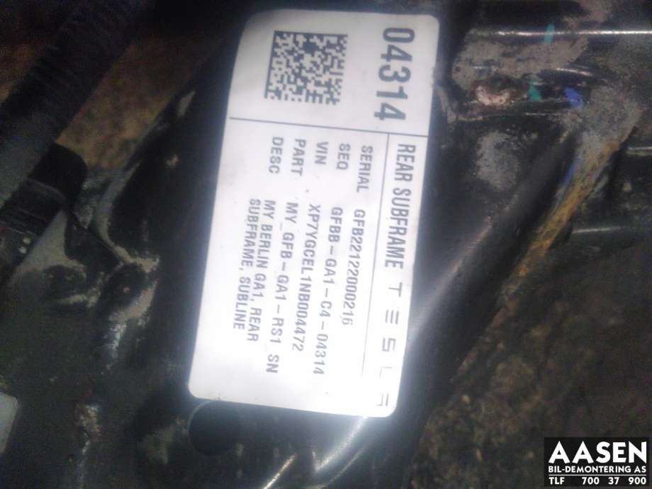 Travers bak til Tesla Model Y 2021-2024 (Type I)  (1044580-01-C|)