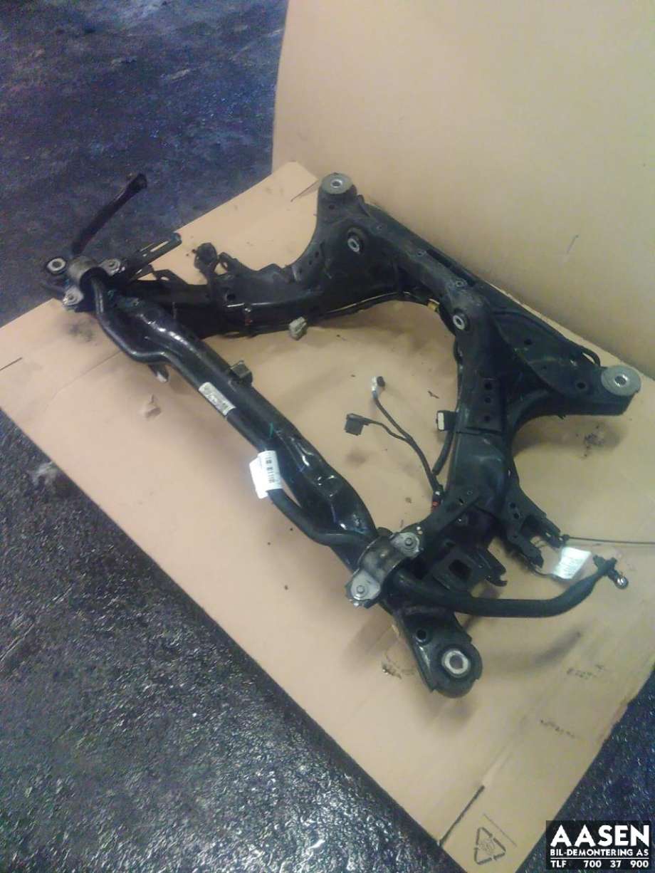 Travers bak til Tesla Model Y 2021-2024 (Type I)  (1044580-01-C|)
