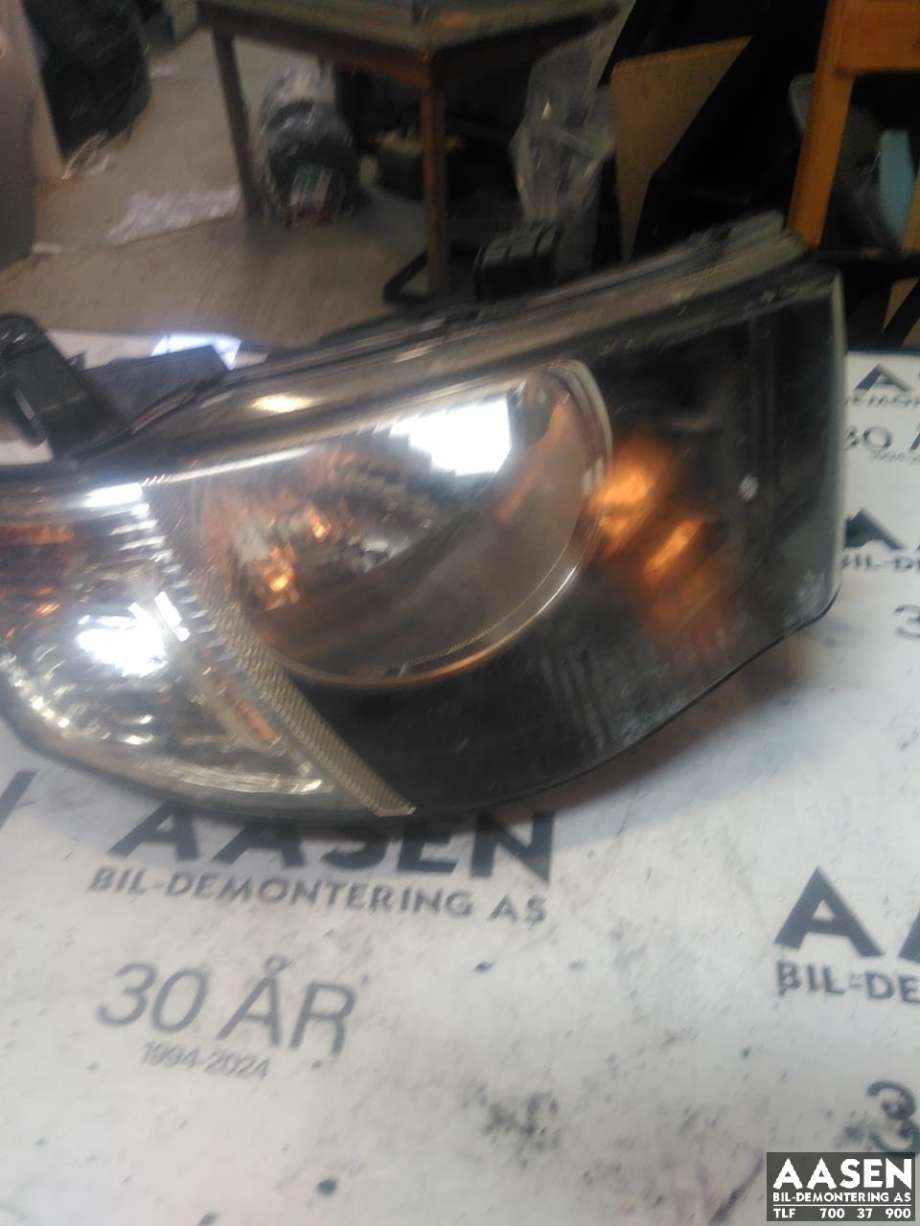 Frontlykt høyre halogen til Mitsubishi L200 2006-2015 (Type IV) (8301B462|)