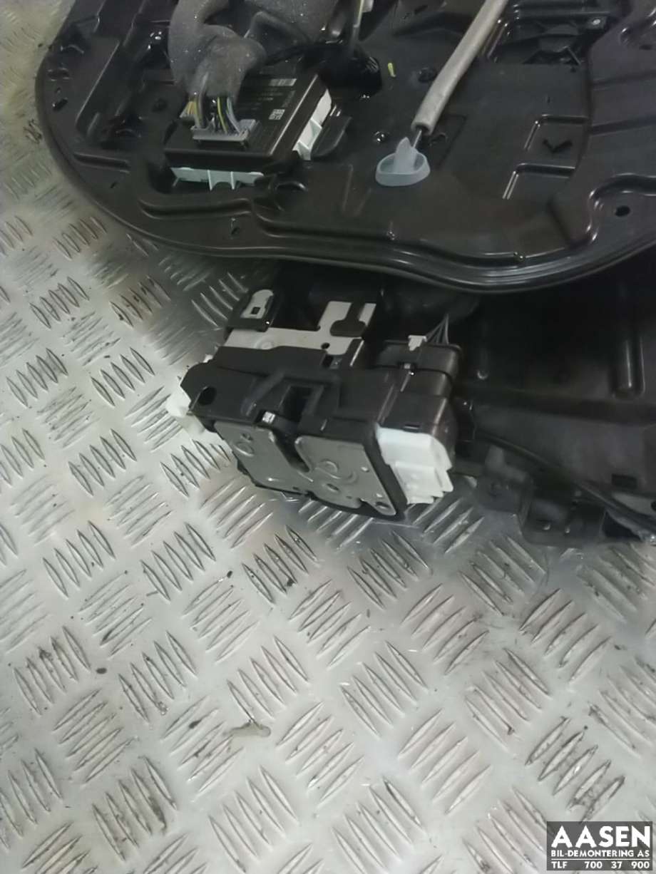 Låsekasse høyre foran til Volvo V40, 2012-2019  