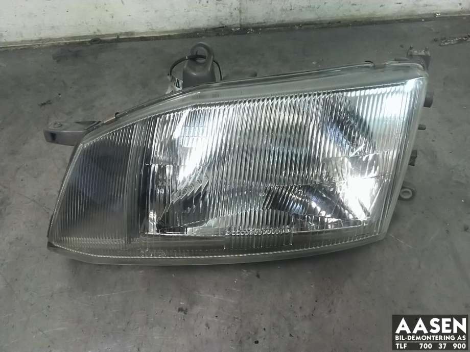 Frontlykt venstre halogen til Toyota Hiace, 1996-2001 (Fase 1)  (81150-26082)