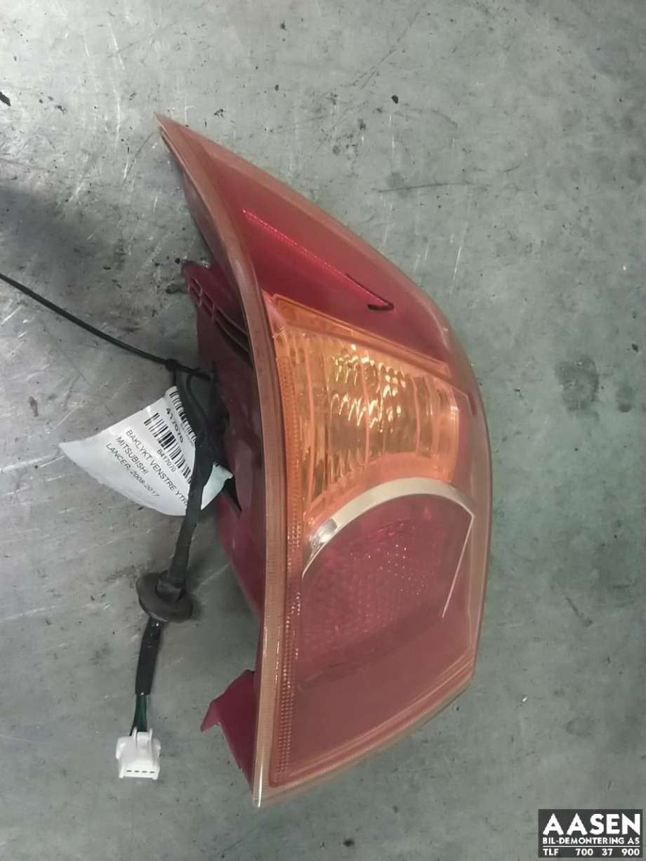 Baklykt venstre ytre til Mitsubishi Lancer, 2008-2017  (8330A109)