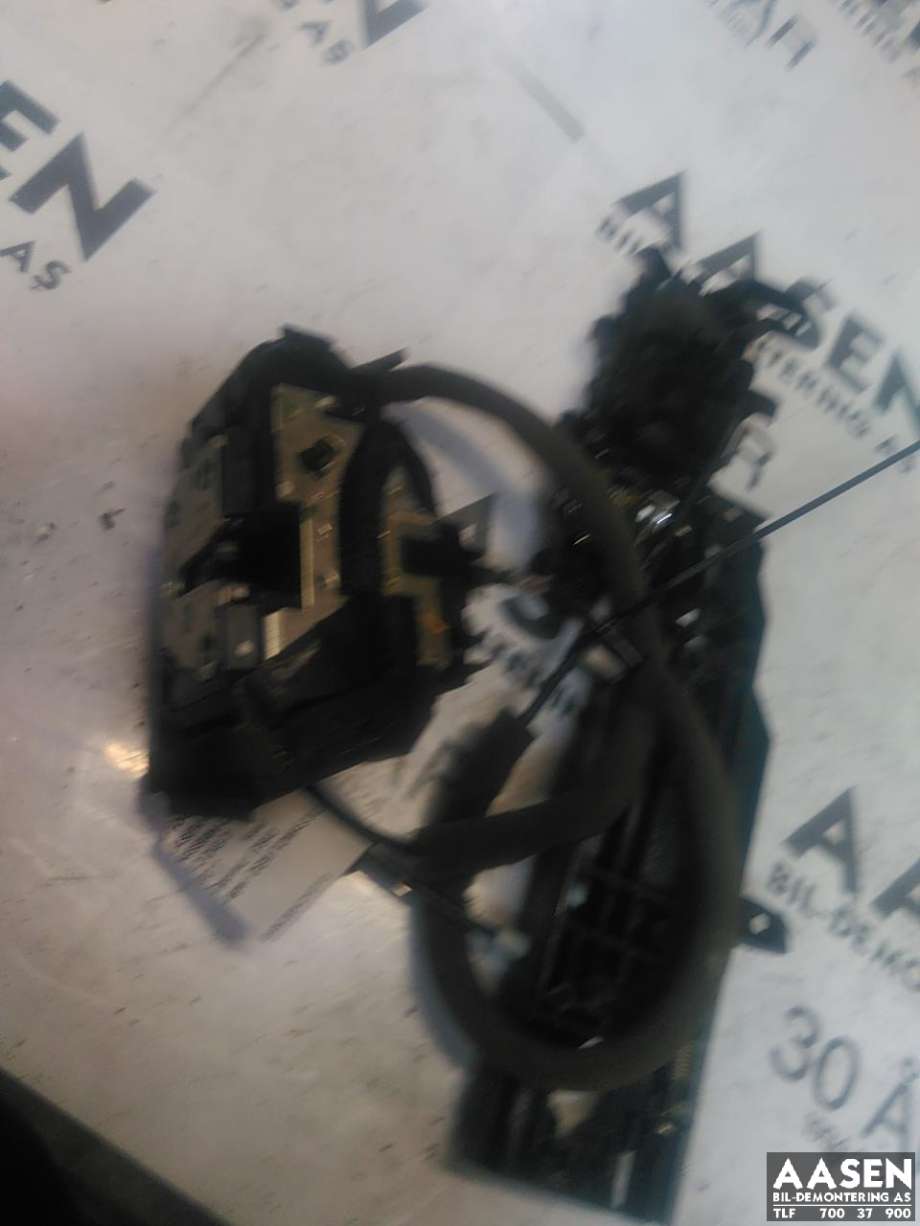Låsekasse høyre bak til Nissan Qashqai 2014-2021 (Type II)  (825004EA0A|825004EA2A|)