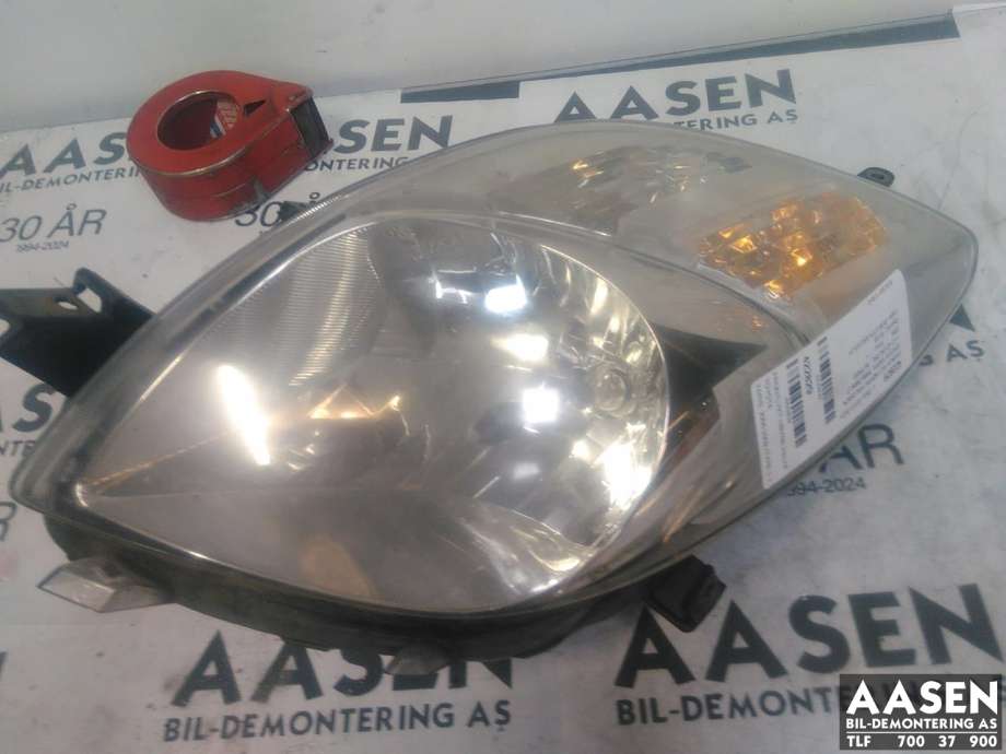 Frontlykt høyre halogen til Toyota Yaris, 2006-2009 (Type II, Fase 1)  (81150-0D120)