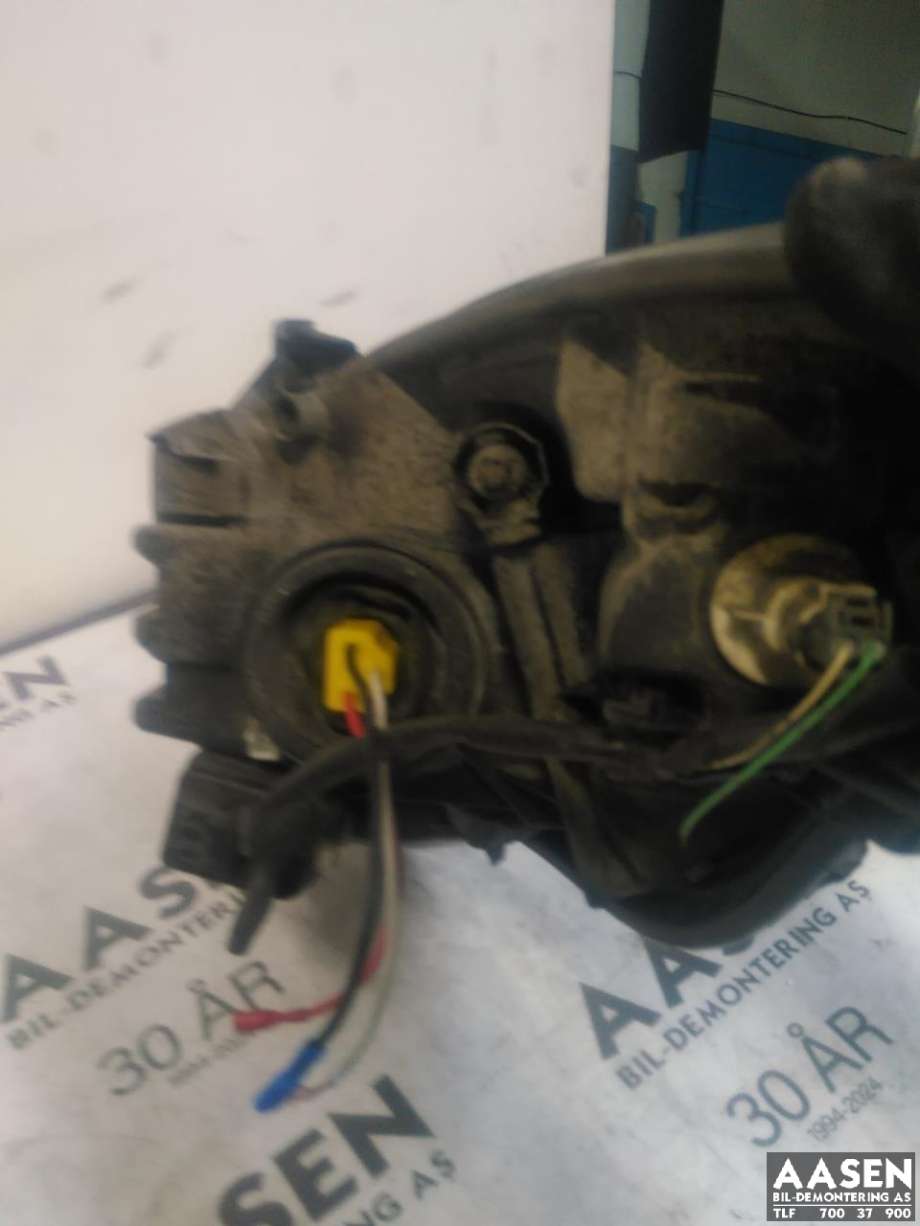 Frontlykt høyre halogen til Toyota Yaris 2006-2009 (Type II, Fase 1)  (81150-0D120|811300D120|)