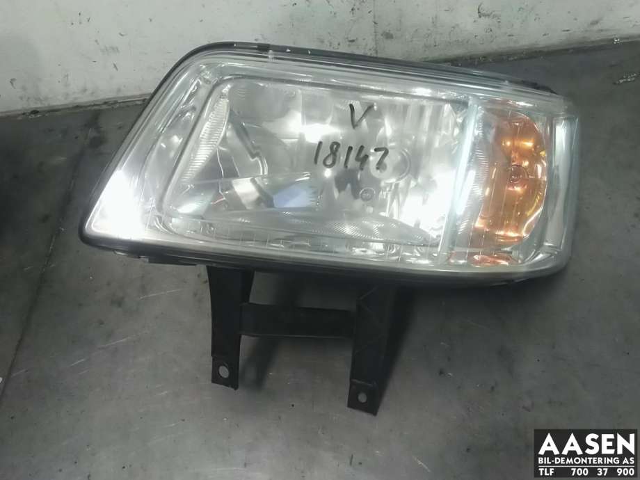 Frontlykt venstre halogen til VW Transporter / Caravelle, 2003-2009 (Fase 1) (T5) (T5) (7H1 941 017 N)