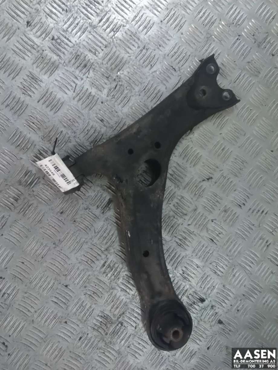 Bærebru venstre foran nedre til Toyota Prius, 2004-2009 (Type II) (COMBI) (COMBI) (4806947030)