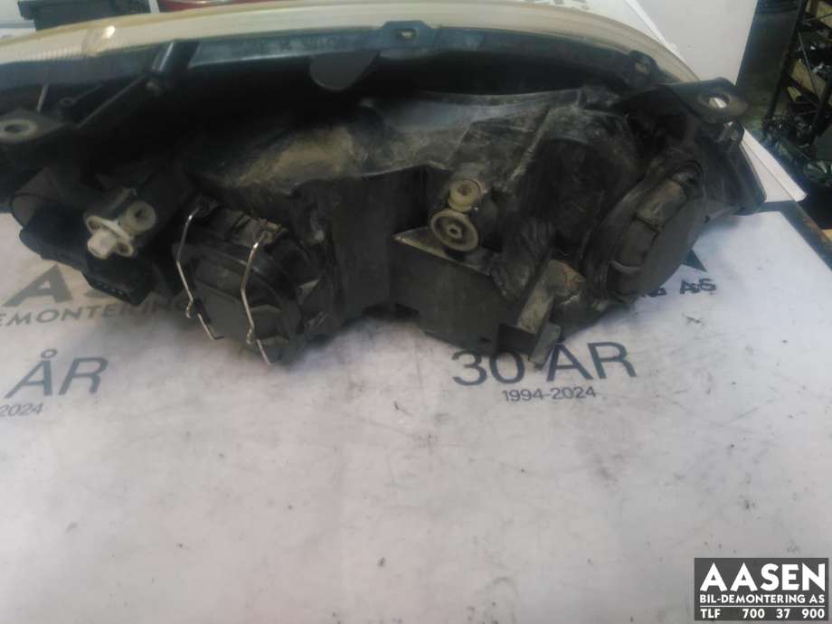 Frontlykt venstre halogen til Toyota Corolla 2002-2007  (81170-13300|)