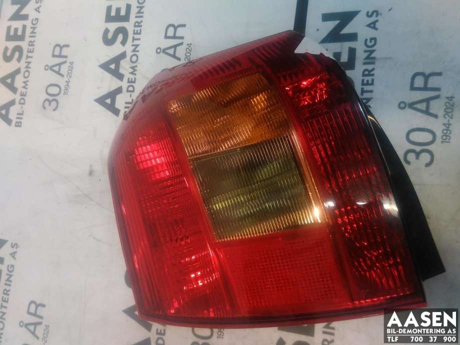 Baklykt venstre til Toyota Corolla 2002-2007 (8156113580|)