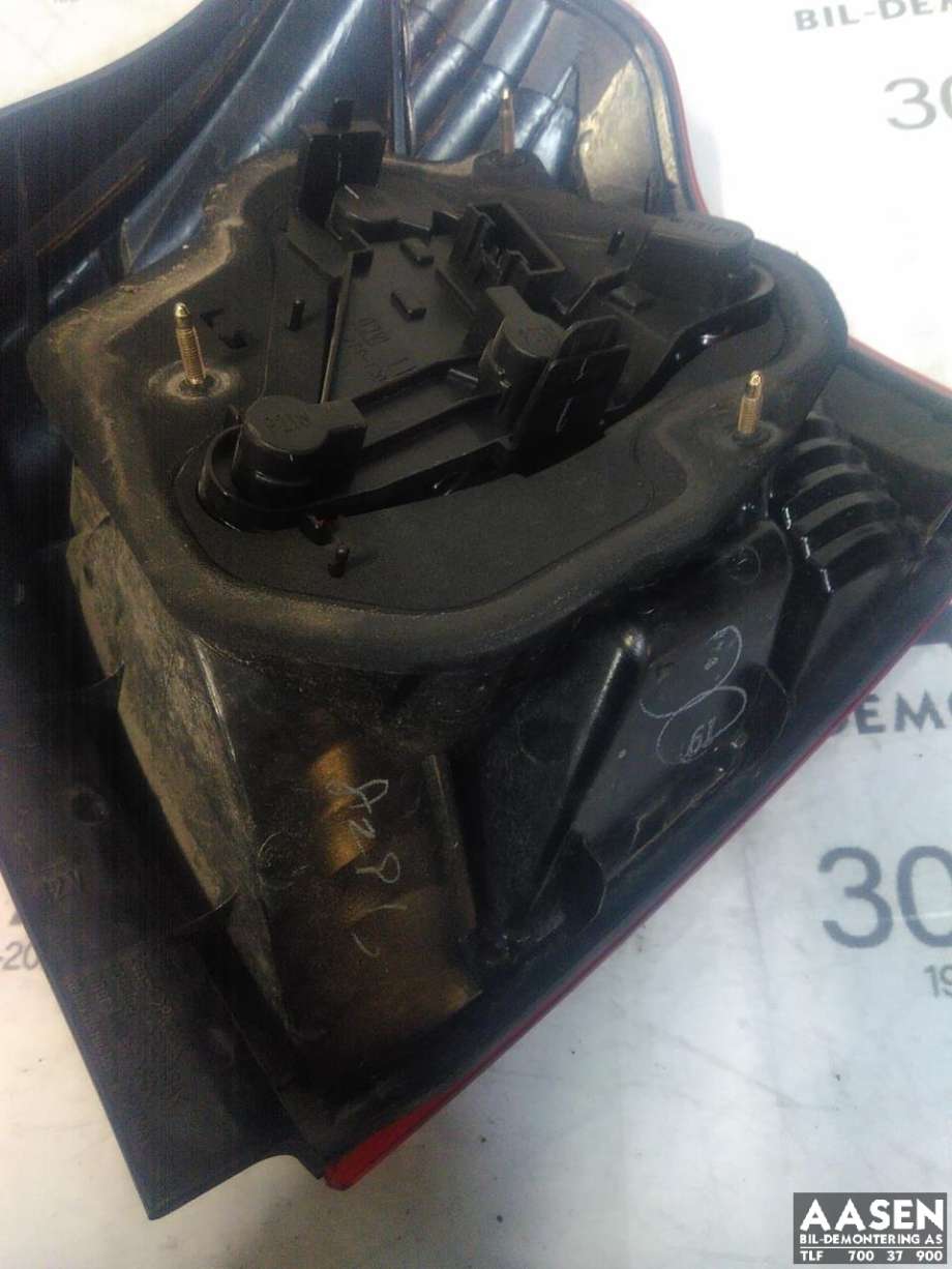 Baklykt venstre til Toyota Corolla 2002-2007 (8156113580|)