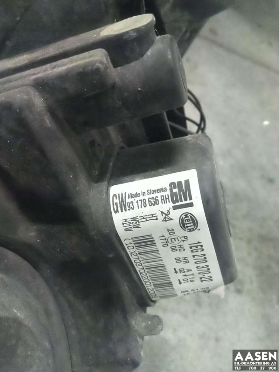 Frontlykt høyre halogen til Opel Astra H 2004-2009 (93178636|24451033|)